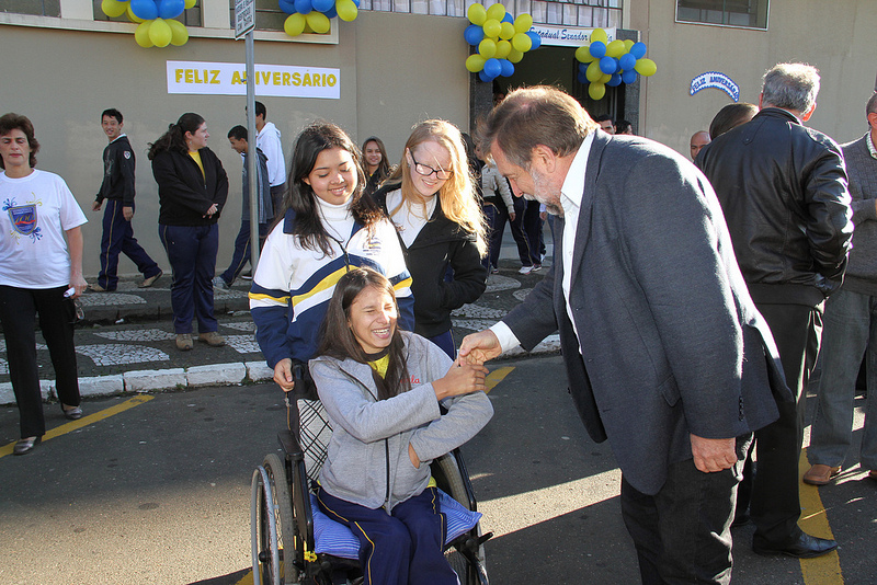O vice-governador e secretário da Educação, Flávio Arns, participou nesta quarta-feira(28) das festividades alusivas ao centenário do Colégio Estadual Senador Correia, no município de Ponta Grossa. Milhares de alunos estudaram nesta instituição de ensino, que é referência histórica na cidade.