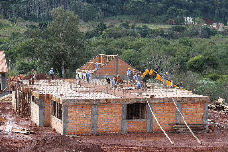 Estão sendo investidos mais de R$ 60 milhões para construção e ampliação de Centros de Ensino Profissional. Outros R$ 140 milhões encontram-se em fase de licitação ou projetos.