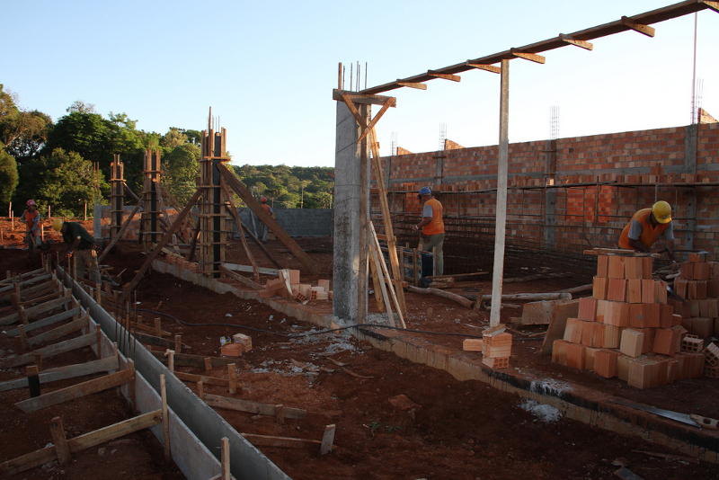 Estão sendo investidos mais de R$ 60 milhões para construção e ampliação de Centros de Ensino Profissional. Outros R$ 140 milhões encontram-se em fase de licitação ou projetos.