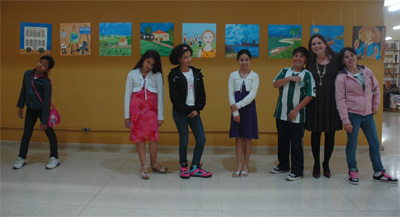 Os trabalhos dos alunos da atividade Desenhando e Pintando a Arte do Paraná do Viva a Escola do Colégio Estadual São Paulo Apóstolo em exposição no Centro Guido Viaro.