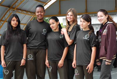 As Alunas Aline Rodrigues, Ana Nascimento, Maiara dos Santos, Kethelyn Coleri, Alessandra Gajardoni e Laryssa dos Santos, do curso Técnico em Agropecuária do Colégio Agrícola de PInhais.