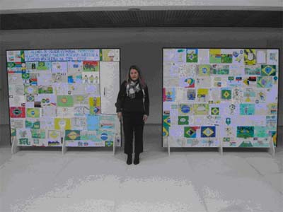 Guilherme e Thiago, alunos participantes do projeto diante de um dos painéis