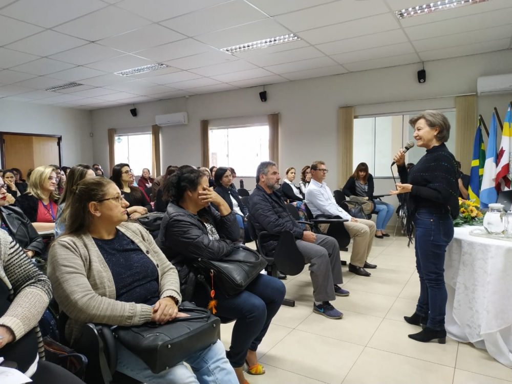 Foto de professores em uma sala de aula