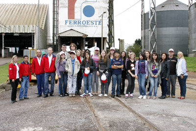Os 14 estudantes das regiões de Cascavel, Laranjeiras do Sul e Guarapuava, que venceram o concurso de redação Nos trilhos da Ferroeste, receberam como premiação um passeio de trem.