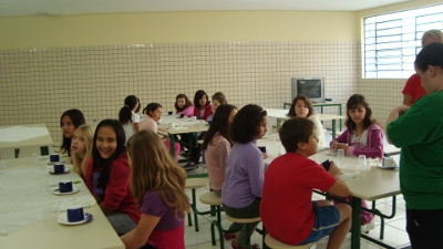 Alunos participam de atividades em acantonamento em colégio