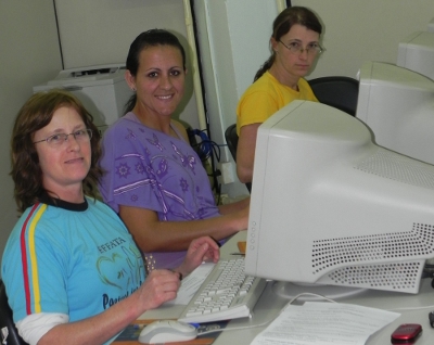 Alunas surdas em aula do curso de capacitação digital