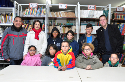 Alunos recebem óculos doados por parceiros de escola