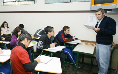 As aulas do Colégio Estadual Ambrósio Bini, em Almirante Tamandaré, foram normalizadas nesta segunda-feira (9).