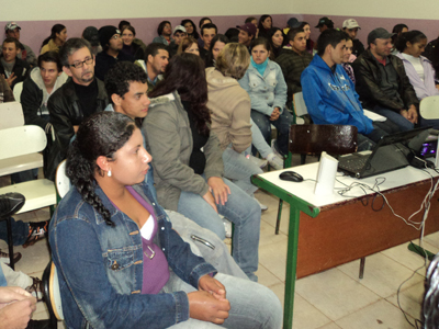 Alunos do curso de Informática do Colégio Antônio Dorigon, de Pitanga, e do Colégio Carlos Drummond de Andrade, de Nova Tebas, se reuniram para trocar experiências da área.