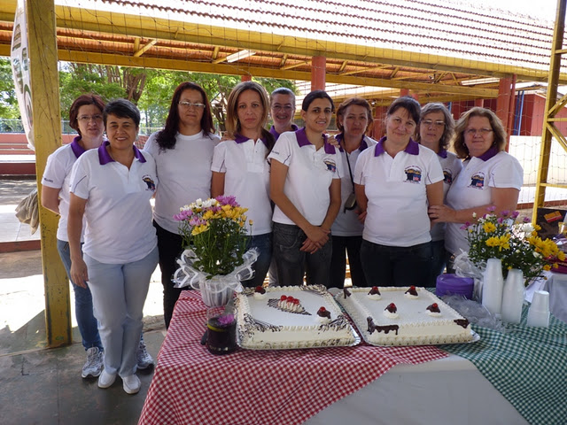 Alunos do Curso Técnico em Cuidados com a Pessoa Idosa do Colégio Estadual Dario Vellozo organiza encontro que aproximou comunidade.