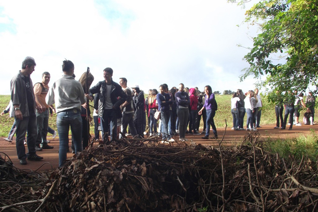Mobilização em prol da preservação de mata ciliar reuniu alunos do ensino médio do Colégio Estadual Senador Attílio Fontana.