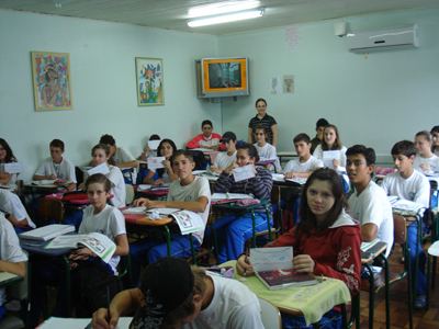 Alunos praticam escrita produzindo cartas