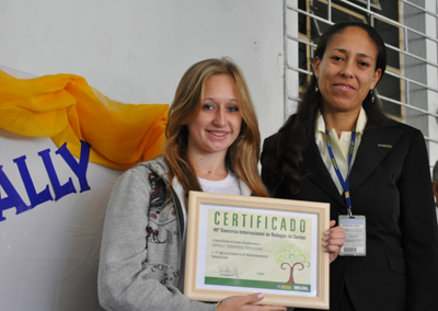 As alunas Natally Fernanda Tarachuke, do Colégio Joaquim de Oliveira Franco, de Mandirituba, e Paloma de Souza Pires, da Escola Imaculada Conceição de Jacarezinho foram premiadas em concurso internacional de redação.