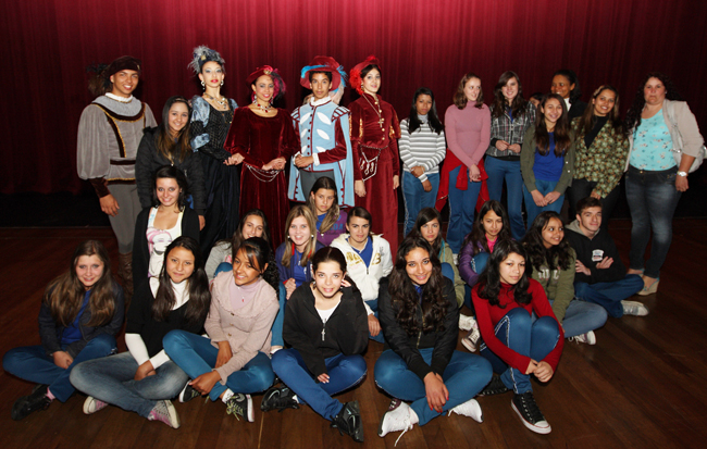 Escola Bolshoi do Brasil realiza apresentação exclusiva de balé para 2,4 mil alunos da rede pública em Curitiba.