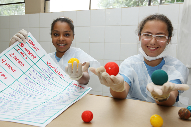 Atividade proporcionou aos alunos oportunidade de realizarem pesquisas e orientarem visitantes sobre o combate a epidemias.