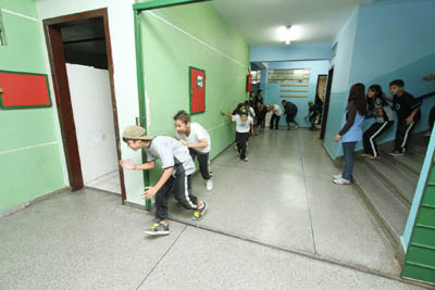 Escola simula situações de emergência para treinar professores, funcionários e alunos.