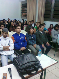 Estudantes cegos de Pitanga recebem formação tecnológica