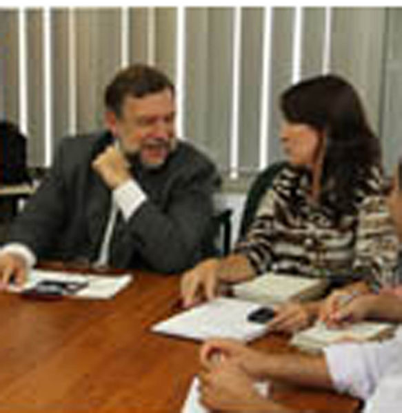 O secretário da Educação, Flávio Arns, recebe a APP sindicato.