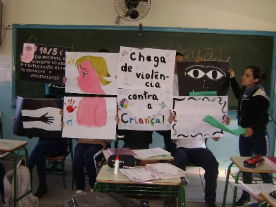 Alunos de Arapongas durante apresentação de palestra