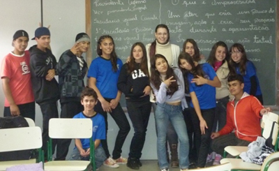 Alunos formam grupo de teatro em Colombo