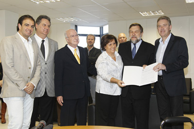 Flávio Arns entrega escritura pública que garante à Apae  