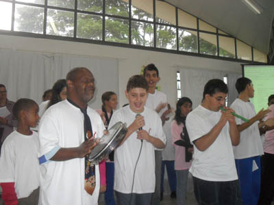 Alunos se apresentam no 1º Seminário Municipal de Avaliação do Processo de Inclusão Escolar da Pessoa com Deficiência Intelectual e Múltipla na Educação Básica .