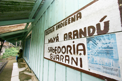 A Escola Estadual Indígena Mbya Arandu se tornou um referencial para pesquisa universitária. Nela estudam 25 indígenas que cursam da 2ª à 7ª séries e, frequentemente, recebem visitas de estudantes de curso de Pedagogia de várias instituições de ensino superior.