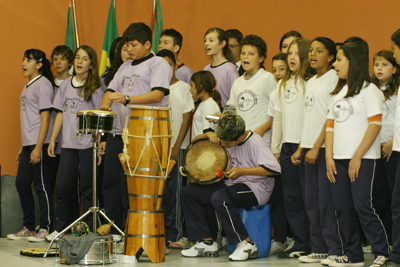 Os alunos do Colégio Estadual Professora Maria Gai Grendel participaram nessa quinta-feira (19) das atividades de comemoração ao 55° aniversário da Emater.
