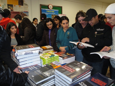 Livros didáticos são entregues para cursos profissionalizantes em Goioerê 