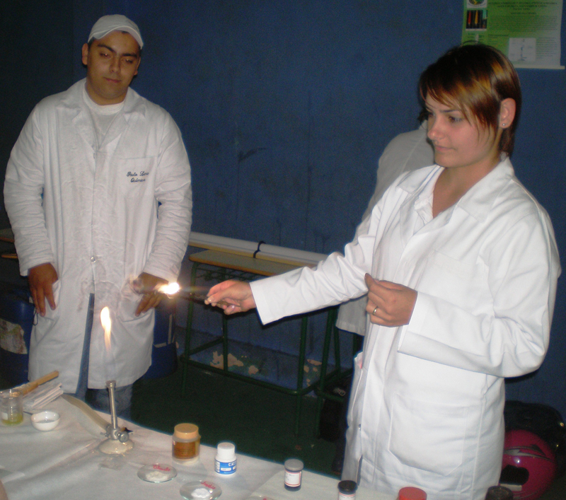 Em Apucarana, estudantes do Colégio Estadual Alberto Santos Dumont apresentam trabalhos desenvolvidos durante curso técnico em Química.