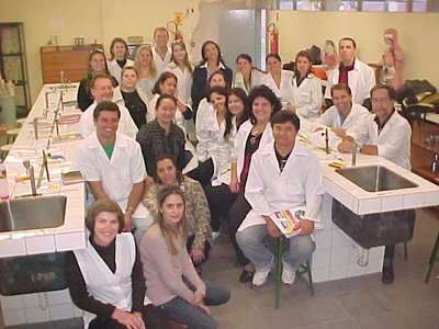 Professores da disciplina de Química dos 12 municípios atendidos pelo Núcleo Regional de Educação (NRE) de Cianorte participaram do projeto de extensão realizado em parceria com a Universidade Estadual de Londrina (UEL).