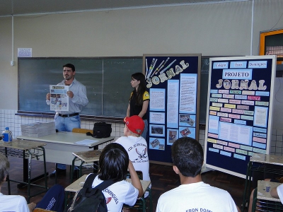 Professor e alunos durante aula