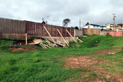 A Secretaria de Estado da Educação suspendeu temporariamente, a partir desta quinta-feira (31), as aulas no Colégio Estadual Jaci Real Prado de Oliveira e em parte do Colégio Estadual Ambrósio Bini, que funciona no mesmo terreno, em Almirante Tamandaré.