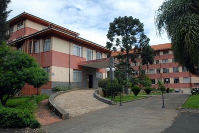 O governador Roberto Requião inaugurou nesta sexta-feira (26) as novas instalações do Centro Estadual de Educação Hostílio Cesar de Araújo, em Ponta Grossa.