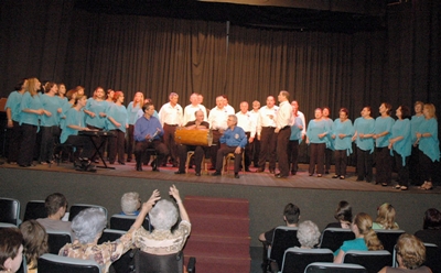 Apresentação do Coral Vozes da  Educação  no II Encontro De Corais de Curitiba, realizado no Teatro Paulo Autran , Shopping Novo Batel.