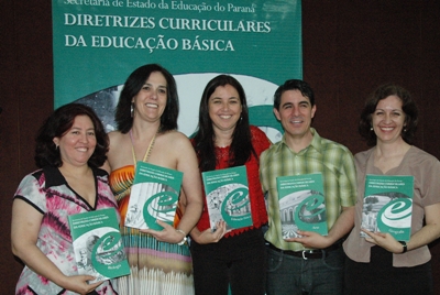 Equipe do DEB com exemplares das diretrizes.