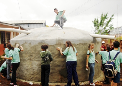 Os alunos do Colégio Estadual São Francisco do Bandeira de Dois Vizinhos, construíram uma cisterna. 