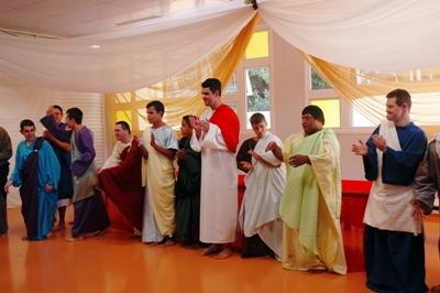 Alunos da Escola Estadual de Educação Especial Lucy Requião encenaram o espetáculo “A Paixão de Cristo”, nesta quarta-feira (31), em Curitiba. Do momento da última ceia até a ressurreição, 13 alunos interpretaram Jesus Cristo e os 12 apóstolos. A apresentação teatral emocionou pais, comunidade e professores.