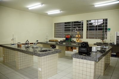 Laboratório de ciências do  Colégio Estadual Professor Amarilio, em Guarapuava. 