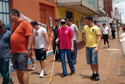 Durante a vivência os professores de Educação Física do curso foram às ruas vendados e usaram bengalas para se orientar.
