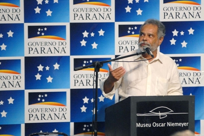 Os recursos repassados pelo Governo Federal para a Secretaria de Estado da Educação foram apresentados pela secretária de Estado da Educação, Yvelise Arco-Verde, e pelo diretor geral da Secretaria, Ricardo Bezerra, nesta terça-feira (23), durante a reunião da Escola de Governo, em Curitiba.