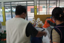 Famílias que foram buscar o kit merenda na Escola Professora Marli Queiroz também ganharam máscaras produzidas pela diretora e sua equipe