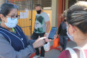 Famílias que foram buscar o kit merenda na Escola Professora Marli Queiroz também ganharam máscaras produzidas pela diretora e sua equipe