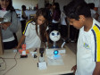 O estudante Derick Guilherme de Oliveira (direita), de 10 anos, aluno do 6º ano do Colégio Estadual Unidade Polo, do município de Arapongas, classificou-se em 4º lugar na Mostra Nacional de Robótica 2012.
