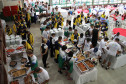 Para-atletas e participantes se alimentam antes da cerimônia de abertura.