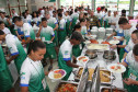 Para-atletas e participantes se alimentam antes da cerimônia de abertura.