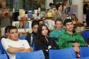 Programa é uma ferramenta pedagógica de incentivo à leitura. Alunos se reuniram numa livraria para conheceras histórias do autor paranaense. Na foto, alunos do Colégio Estadual Xavier da Silva no Programa Desfolhando