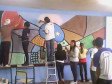 Projeto Cores no Dia a Dia do Colégio Estadual Olavo Bilac mobiliza alunos na pintura de murais baseados em obras famosas nas salas de aula.