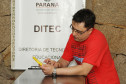 CURITIBA,PR 22 DE JANEIRO DE 2013 - Secretaria promove formação para uso de tablets na DITEC. Ezequiel Menta, Coordenador de Multmeios da DITEC, realizando testes no tablet.