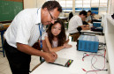 13-03-13 - CEEP - Centro Estadual Educacional Profissional, laboratórios de aula, foto de aula de eletrônica com o professor Jurandir da Silva e a aluna Flávia Govea Santos de 15 anos. 